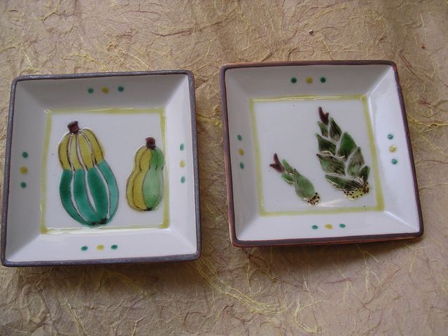 九谷の上絵体験は、九谷焼の手法を体験で学べます。小皿2枚に季節の野菜や草花などを描き基礎を学びます。_千秋工房