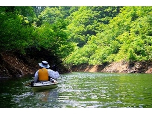 奥利根湖や奈良俣湖でのカヤックツアーは、新緑と紅葉の頃がベストシーズンです。_野反湖うらやまガイド