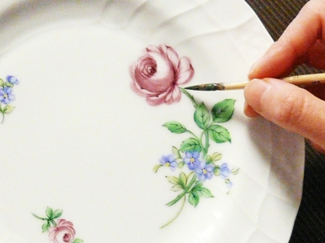 絵付けの様子 / すべて手作業で制作します。_ドレスデン ポルツェラン公認磁器絵付け教室