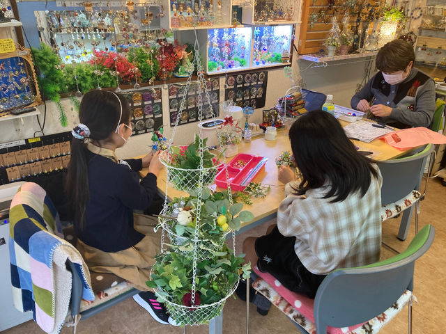 人気No.1ビー玉のお花屋さんアレンジメント作り♪お友達同士で仲良く可愛い作品作りに大満足で作っていました。_手作り雑貨の雅<miyabi>