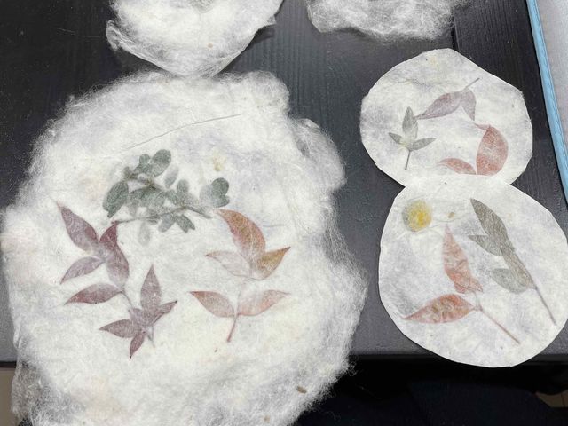 繭毛羽を使ったコースター作りも体験できます_絹工房