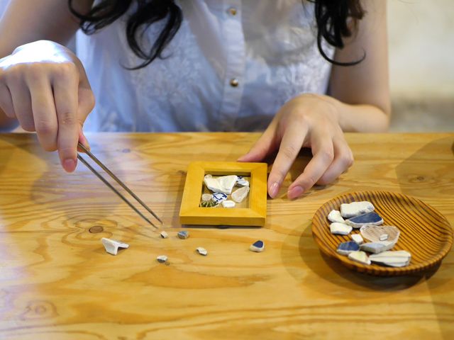 色とりどり、様々な形状の陶片をミニフレームにレイアウトしていただきます。作品はその場でお持ち帰りいただけます。_赤水窯