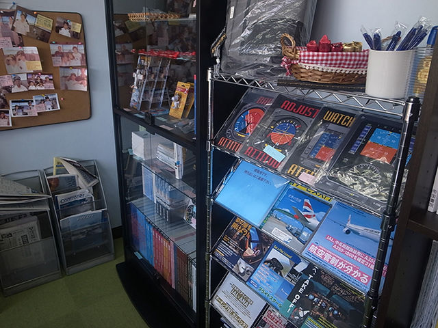 他ではなかなか手に入らないグッズも置いています。ぜひ手に取ってみてください。_FSO北谷フライトシミュレーターサロン