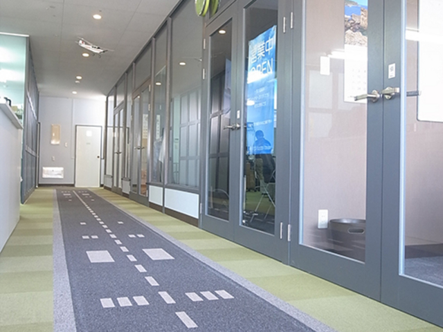 エントランスを入ると滑走路がお出迎え!テンションもどんどん上がってきます!_FSO北谷フライトシミュレーターサロン