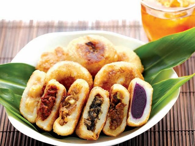 餅屋の誠もち店が沖縄のまる焼きを作りました。沖縄の惣菜をたっぷり使って、食べごたえのあるまる焼きです_誠もち店美ら海工房
