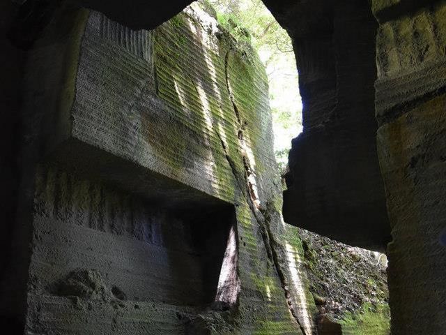 古代遺跡を思わせる、南伊豆の石切り場跡。_カノー伝説