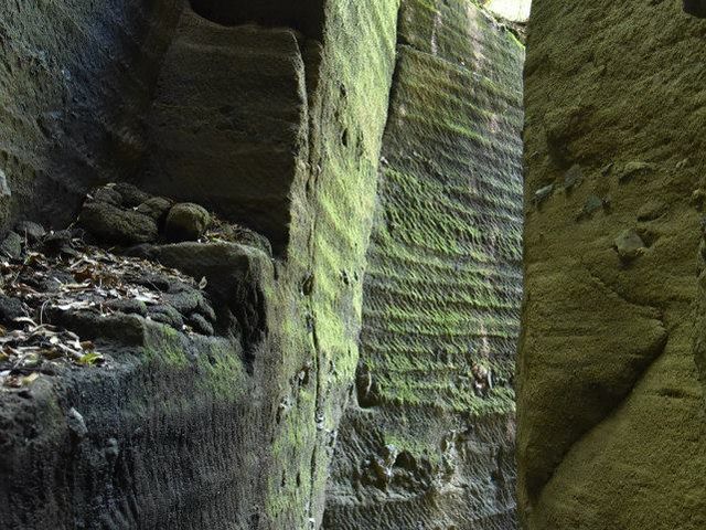 細い通路の向こうには、古代遺跡のような巨大な石丁場の跡が!_カノー伝説