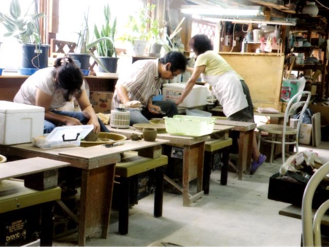 作品作りは皆さん熱中して楽しんでます☆_やきもの教室杜の土