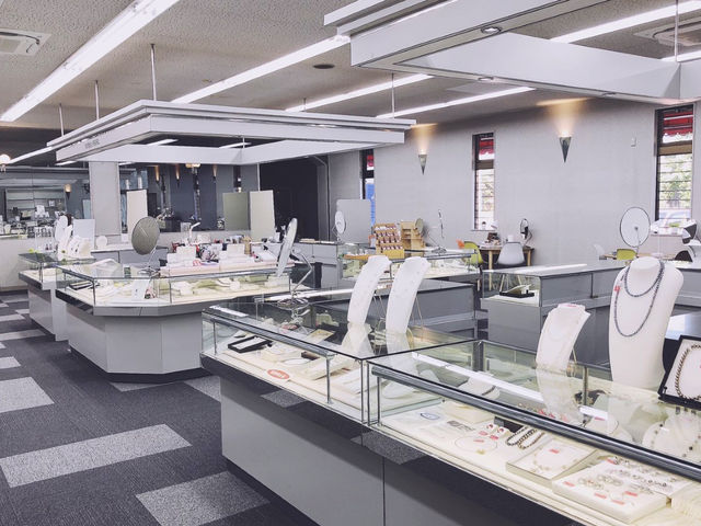 店内にはパールジュエリーがずらり。アコヤ真珠はもちろん、白蝶や黒蝶など海外産の真珠も多数取り揃えています。_三重県真珠