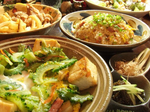 お店の看板であるライブはもちろんのこと、料理長こだわりの沖縄料理も口コミで広がり、リピーター多数!!_島唄ライブジュリ