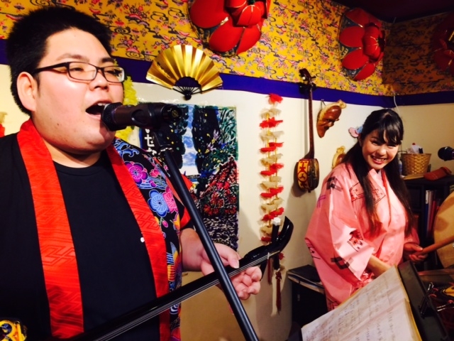 ステージが目の前なので客席も一体となってライブが楽しめる♪観光客だけでなく、地元の常連さんも多いお店_島唄ライブジュリ