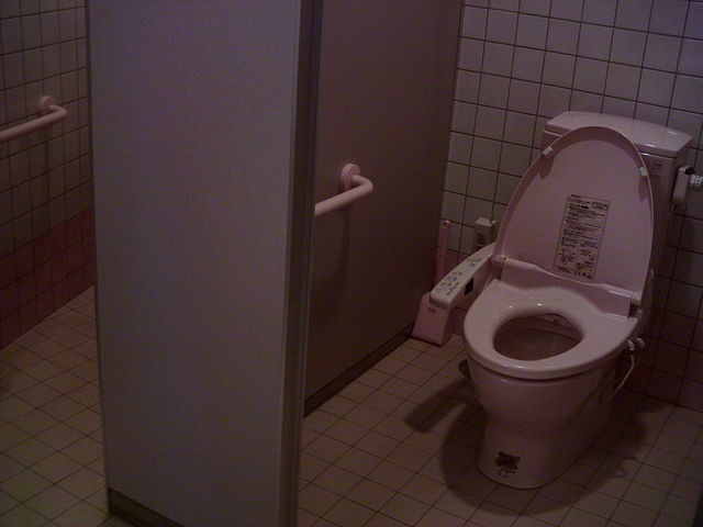 トイレは水洗 男女ともウオシュレットです_バーベキューハウス四季の森