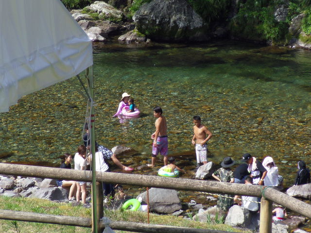 川でお遊びのお客様
真夏でも寒いくらいです_バーベキューハウス四季の森