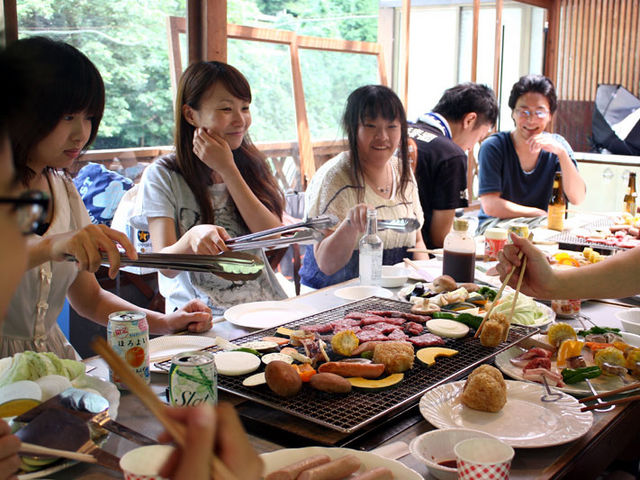 レギュラー棟は6テーブル。テーブルを繋げれば大人数でも囲んでワイワイBBQが楽しめます♪_バーベキューハウス・ピッコロ