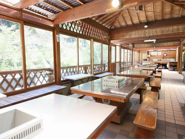 レギュラー棟は屋根付きなので、雨が降っても大丈夫!1テーブル6人様で、手ぶらがおススメ♪_バーベキューハウス・ピッコロ