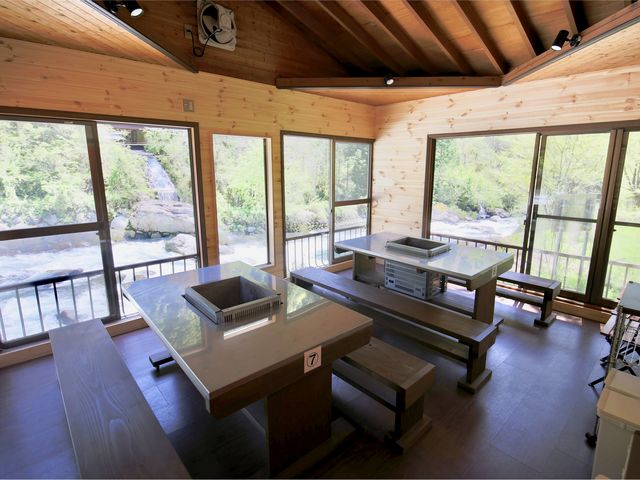 川床は3方向ガラス張りで眼下に清流吉田川が広がる絶景のリバービューBBQルーム!間近に清流・桜や紅葉が広がり贅沢な空間です。_バーベキューハウス・ピッコロ