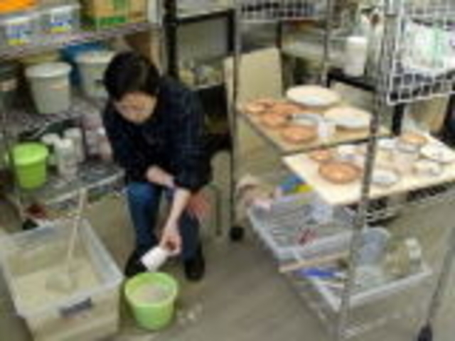 釉薬掛け作業_黄色い鳥工房