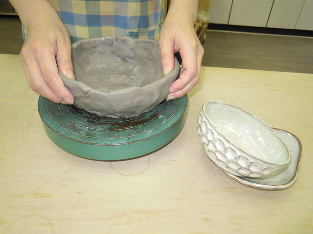 作品を見ながらの形作り。_黄色い鳥工房