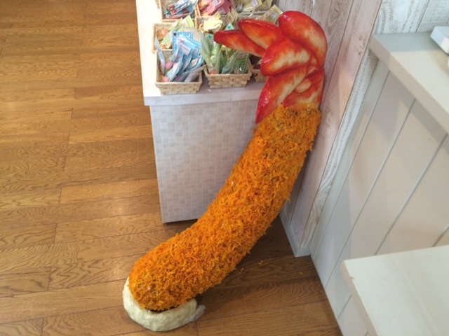 大きな食品サンプルの展示もあります。_山の中のさんぷる屋