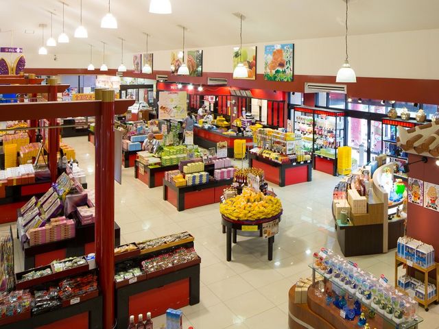 広い店内では、紅いもや黒糖など沖縄の素材を使った様々な種類のお菓子が賑やかに並べられています。_御菓子御殿 恩納店