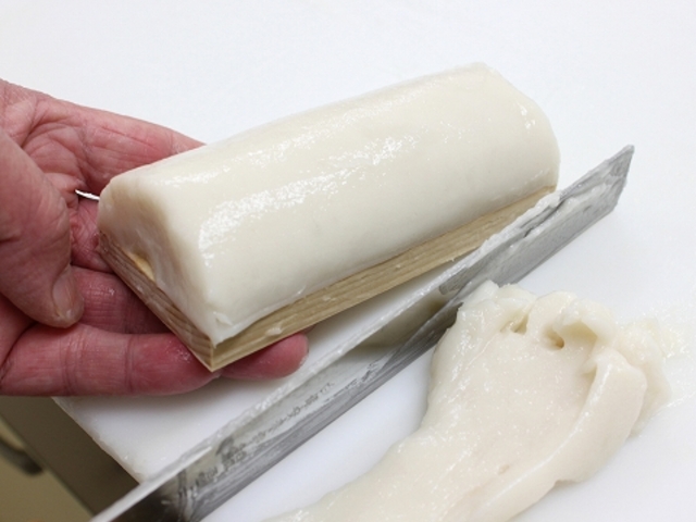 まずはかまぼこを作ります。包丁を使いますが、「つけ包丁」という専用の包丁です。切れない包丁なので、お子さんでも安心してご利用いただけます。_てっちゃん工房