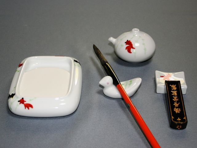 金魚文小硯(小筆用)、水滴、筆置、墨置_赤絵白磁硯処 雪月花