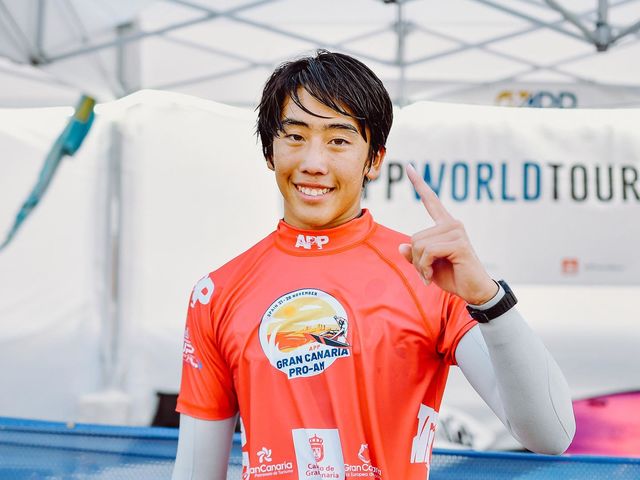 インストラクターの福田カポノ サーフィン、サップサーフィン、フォイルサーフィン、ウイングフォイルの選手です。 _カズボ サーフアンドSUP