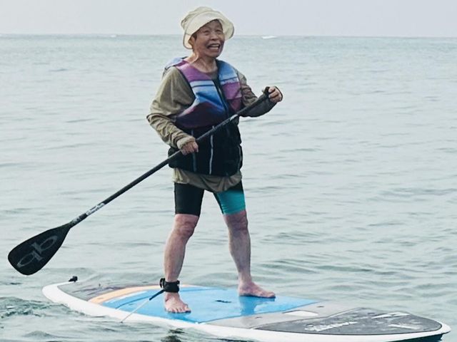 おばあさまだってチャンレンジしてすいすいサップしちゃいます。_カズボ サーフアンドSUP