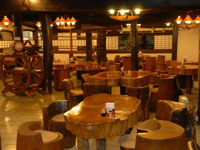 お食事処庄屋
移築してきた歴史ある建物
丸太のテーブルとイス_那須高原南ヶ丘牧場