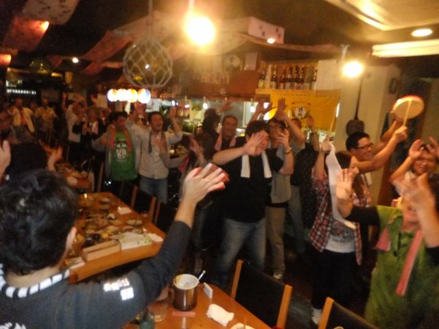 ライブの最後はオリジナルの振り付けのある踊りをお客さんと一緒に・・・・かなり盛り上がりますッ!!_島唄ライブ居酒屋 鳩間島