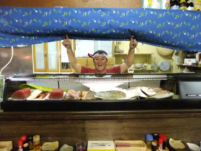 カウンター上のネタケースにはオーナーが毎朝仕入れてくる新鮮・鮮魚が盛りだくさんッ!!_島唄ライブ居酒屋 鳩間島