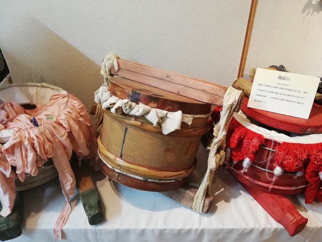 併設された美術館では様々な絞り道具も展示されています。_京都絞り工芸館