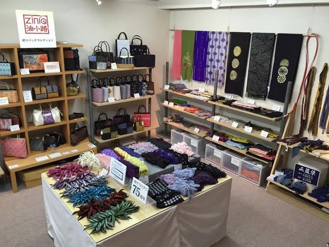 館内にはミュージアムショップもあり、絞り作品のお買い物も楽しんでいただけます。_京都絞り工芸館