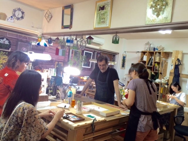 月、水、金は夜の9時まで開講していますので、お仕事帰りでもご参加いただけます。_STAINED GLASS BELLOBUONO