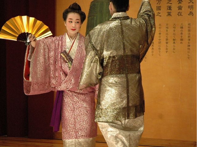 本格的な琉球舞踏をはじめ、ライブも楽しめます。_琉球料理 首里天楼