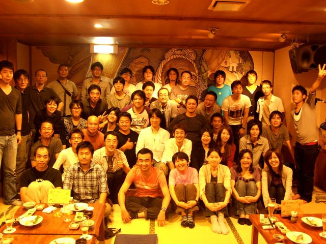 企業旅行で楽しい宴会。最後は記念撮影♪_沖縄地料理あんがま