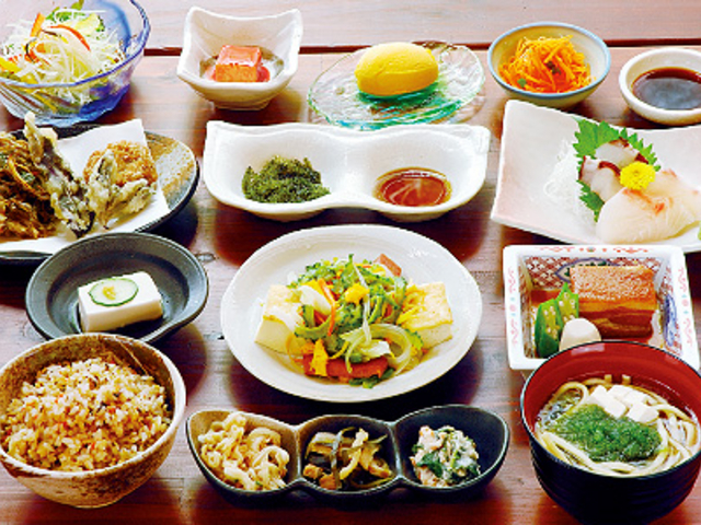 ライブを見ながら食事をすることも可能です。_焼肉と沖縄家庭料理うるま