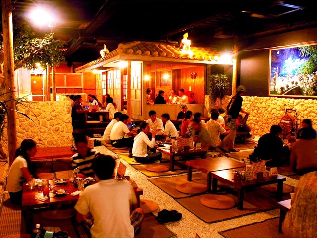 離島の村のような古き良き沖縄の民家を再現したお座敷席で、沖縄料理や泡盛を楽しんで下さい!!_波照間国際通り店