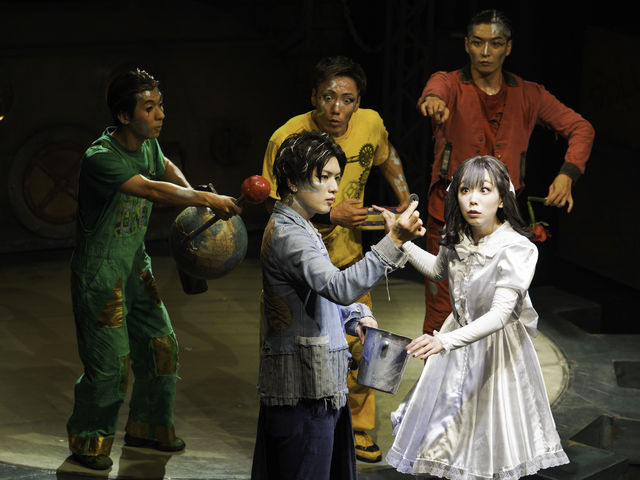 青色のロボロイドを演じるのはマジシャン。6名が出演。大人も子どもも楽しめるマジックで観客を魅了します。_『ギア-GEAR-』専用劇場