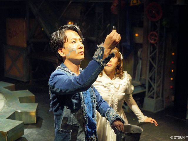 青色のロボロイドを演じるのはマジシャン。4名が出演。大人も子どもも楽しめるマジックで観客を魅了します。_『ギア-GEAR-』専用劇場