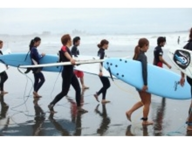 実際に海に入っていきます!ウェットを着ているから安心です_ムラサキスポーツ茅ケ崎南口店