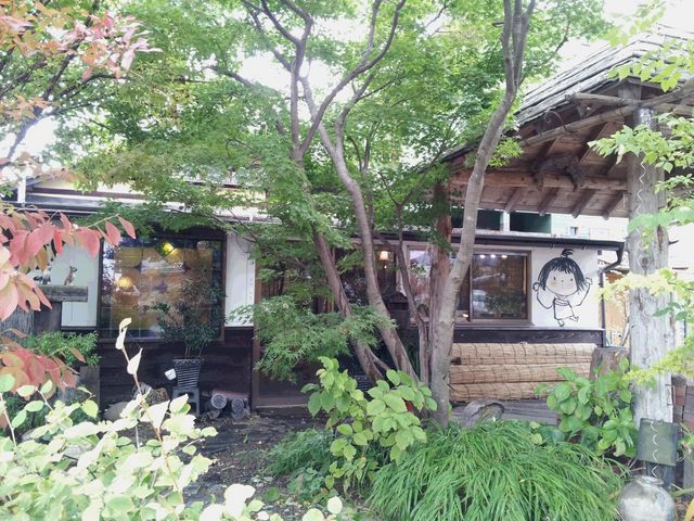 木に囲まれているので、見逃さないように気を付けて来てくださいね。_座敷わらしのいる郷の工房