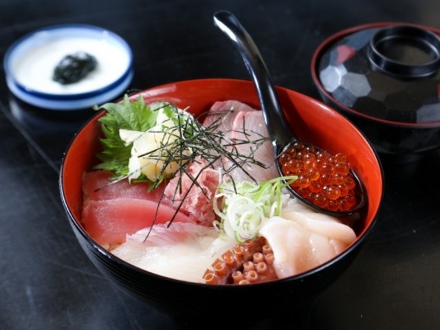 海鮮丼の一例_内海温泉 いち豆