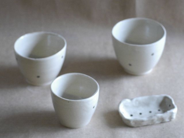 白い釉薬にドット文様の作品です。_工房 風和里