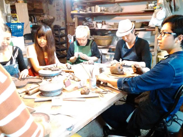 グループでも楽しく!和気あいあいながらも手は制作に集中しています。_工房 風和里