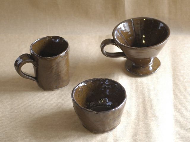 ロクロ作品に飴色の釉をかけたドリッパーとカップです。_工房 風和里