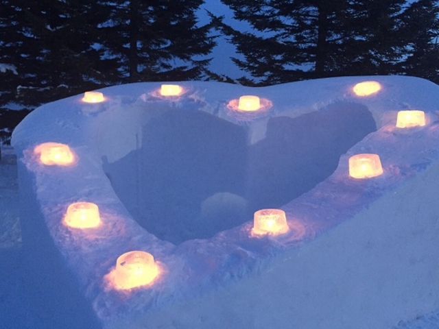 ハート型雪像もキャンドルで幻想的にライトアップ_ノース・スノーランドイン千歳