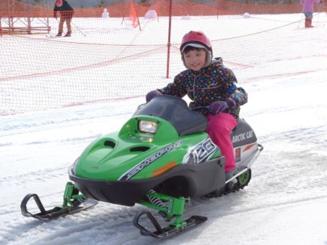 子供も女性も乗れるミニスノーモービル♪_ノース・スノーランドイン千歳