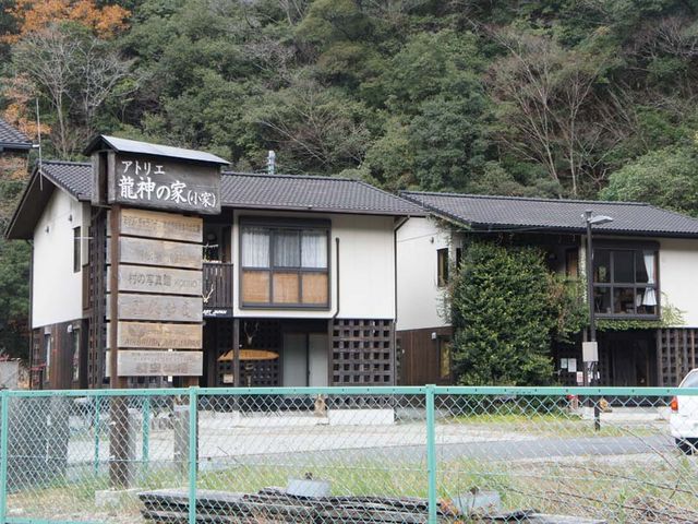 アトリエ龍神の家看板。国道424号線から大阪・和歌山方面からは右に・・・。熊野・高野山・田辺、白浜方面からは左に見えます。_蓑虫工房