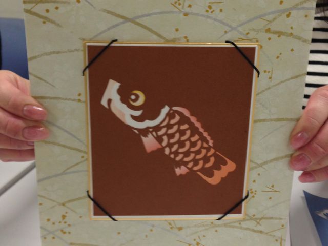 体験例:こどもの日のコイの豆色紙切り絵、豆色紙掛けも作りました。
紙は、柿渋紙という特殊な伝統の和紙を使いました。_蓑虫工房